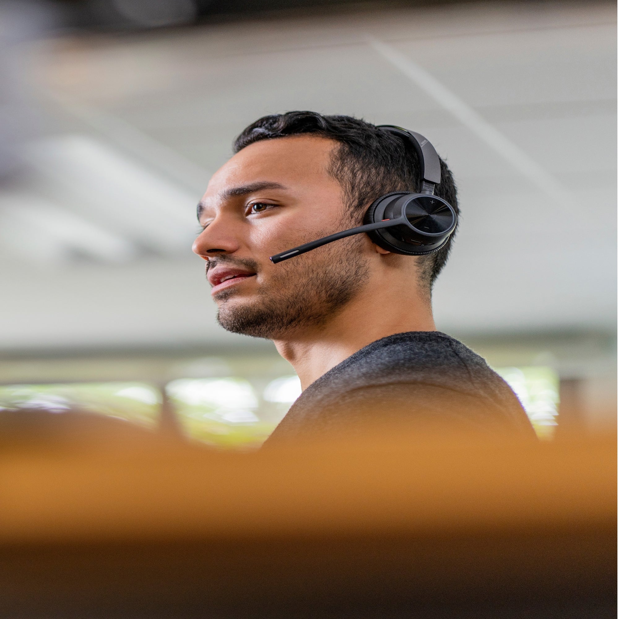 Poly Voyager 4310 UC Wireless Headset for Microsoft Teams with Charge Stand, USB-C and BT700 Dongle 77Y97AA