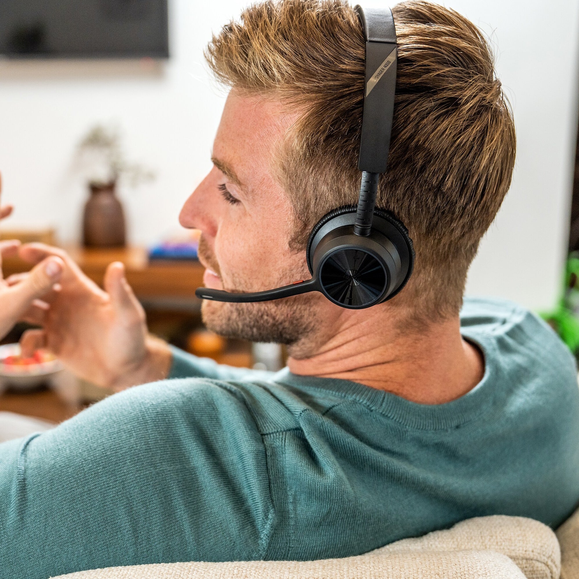 Poly Voyager 4310 UC Wireless Headset for Microsoft Teams with Charge Stand, USB-C and BT700 Dongle 77Y97AA