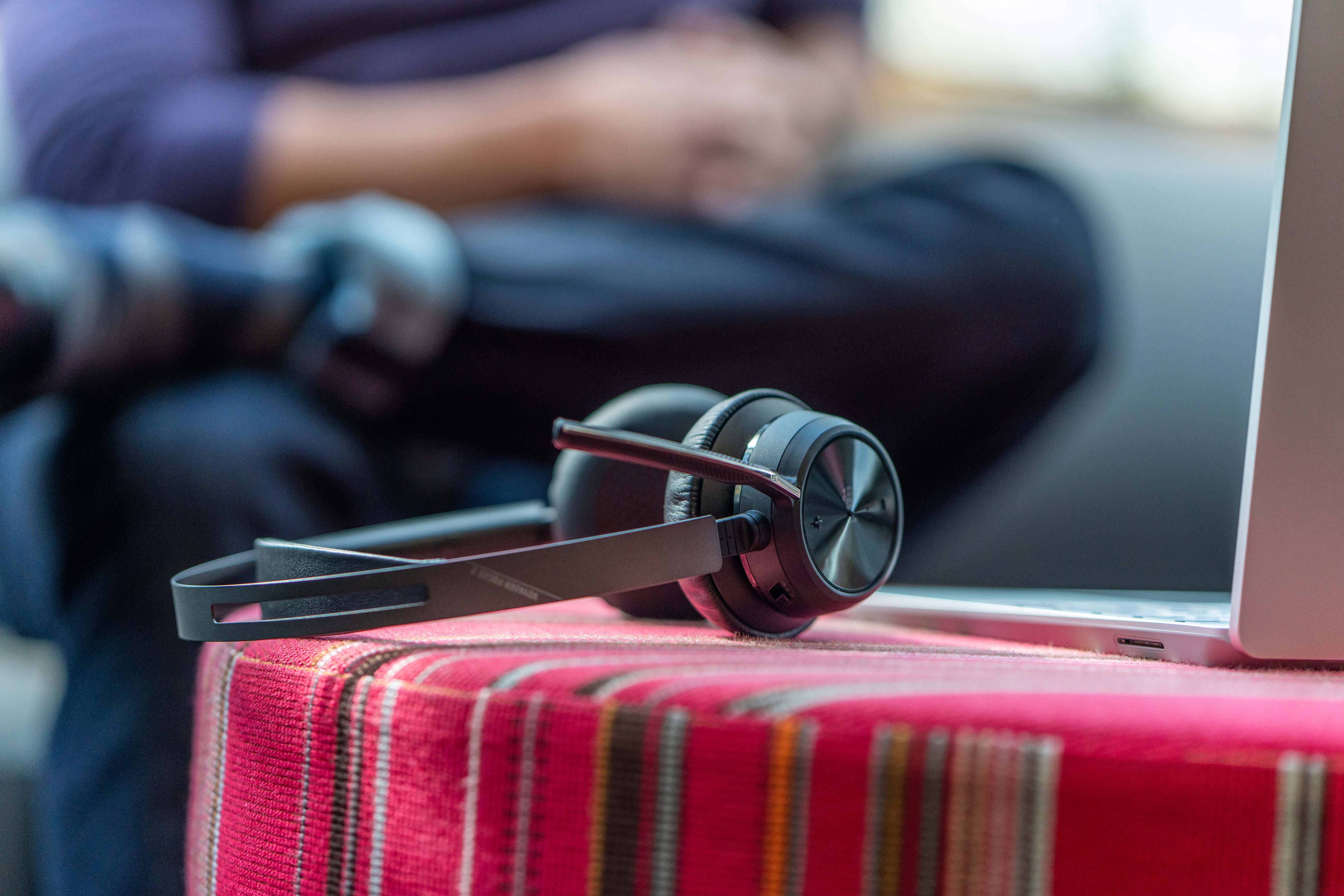 Poly Voyager Focus 2 Microsoft Teams Certified USB-C Headset + USB-C/A Adapter + Charging Stand 9T9J6AA