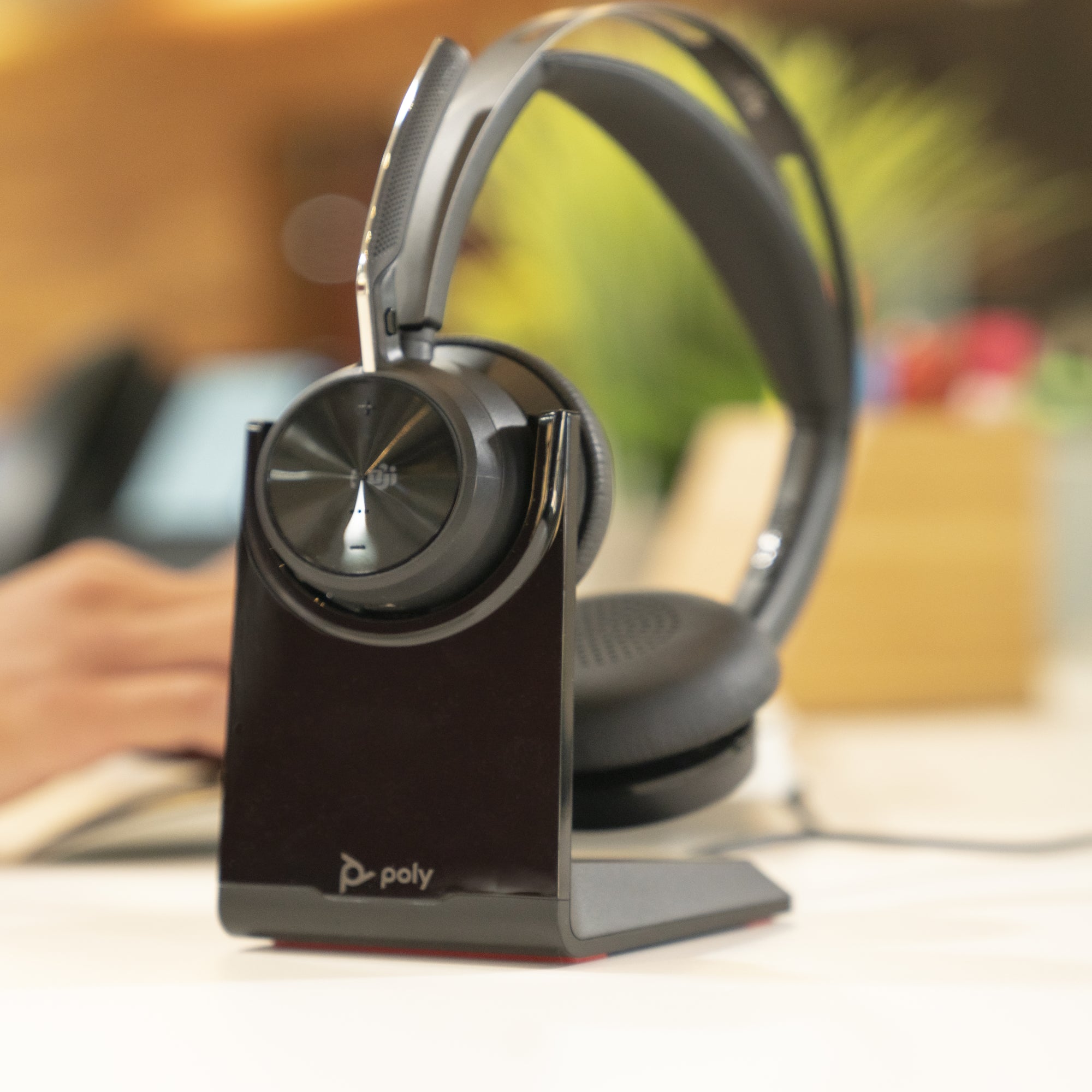 Poly Voyager Focus 2 Microsoft Teams Certified USB-C Headset + USB-C/A Adapter + Charging Stand 9T9J6AA