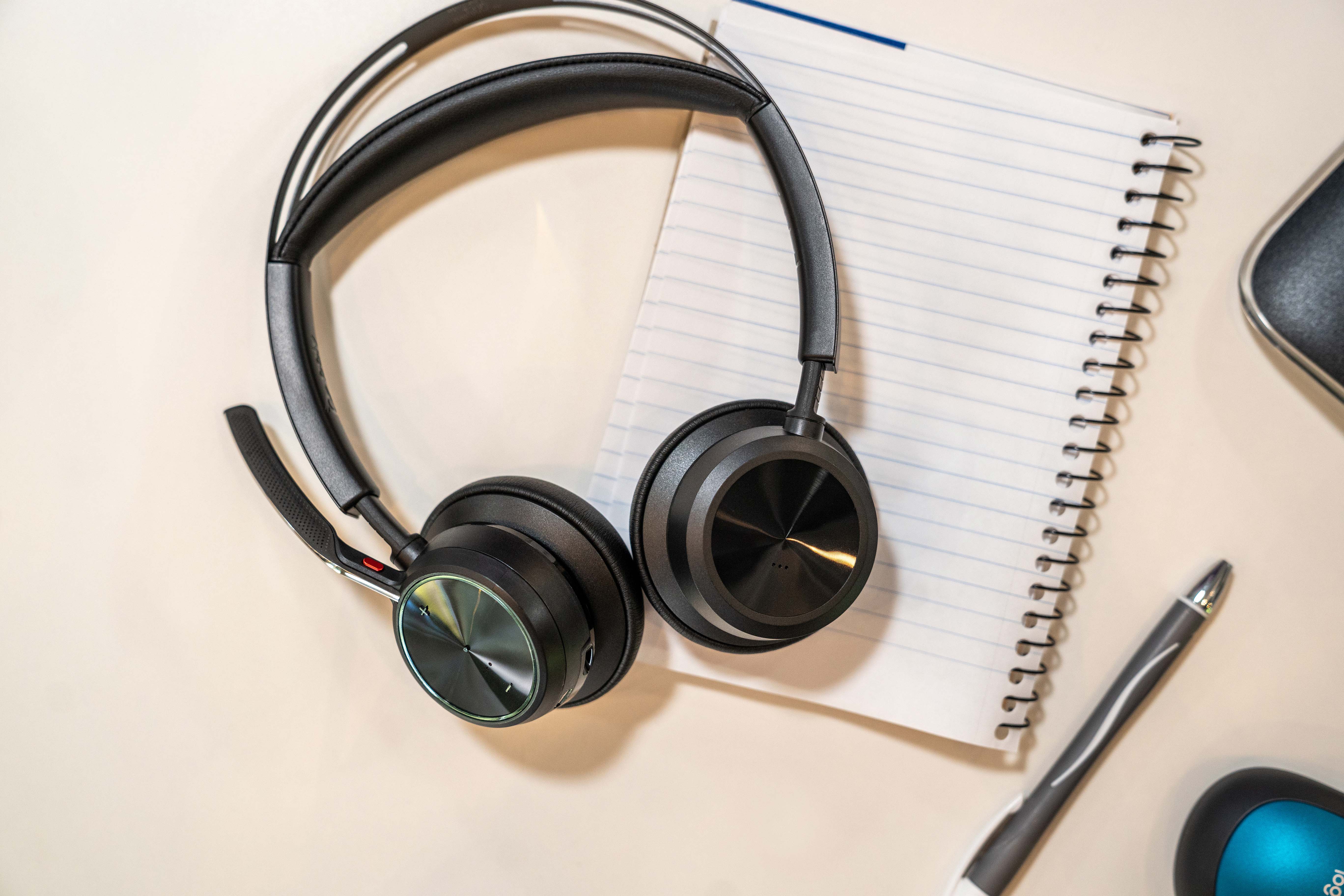 Poly Voyager Focus 2 USB-C Headset +USB-C/A Adapter TAA 9T9J9AA