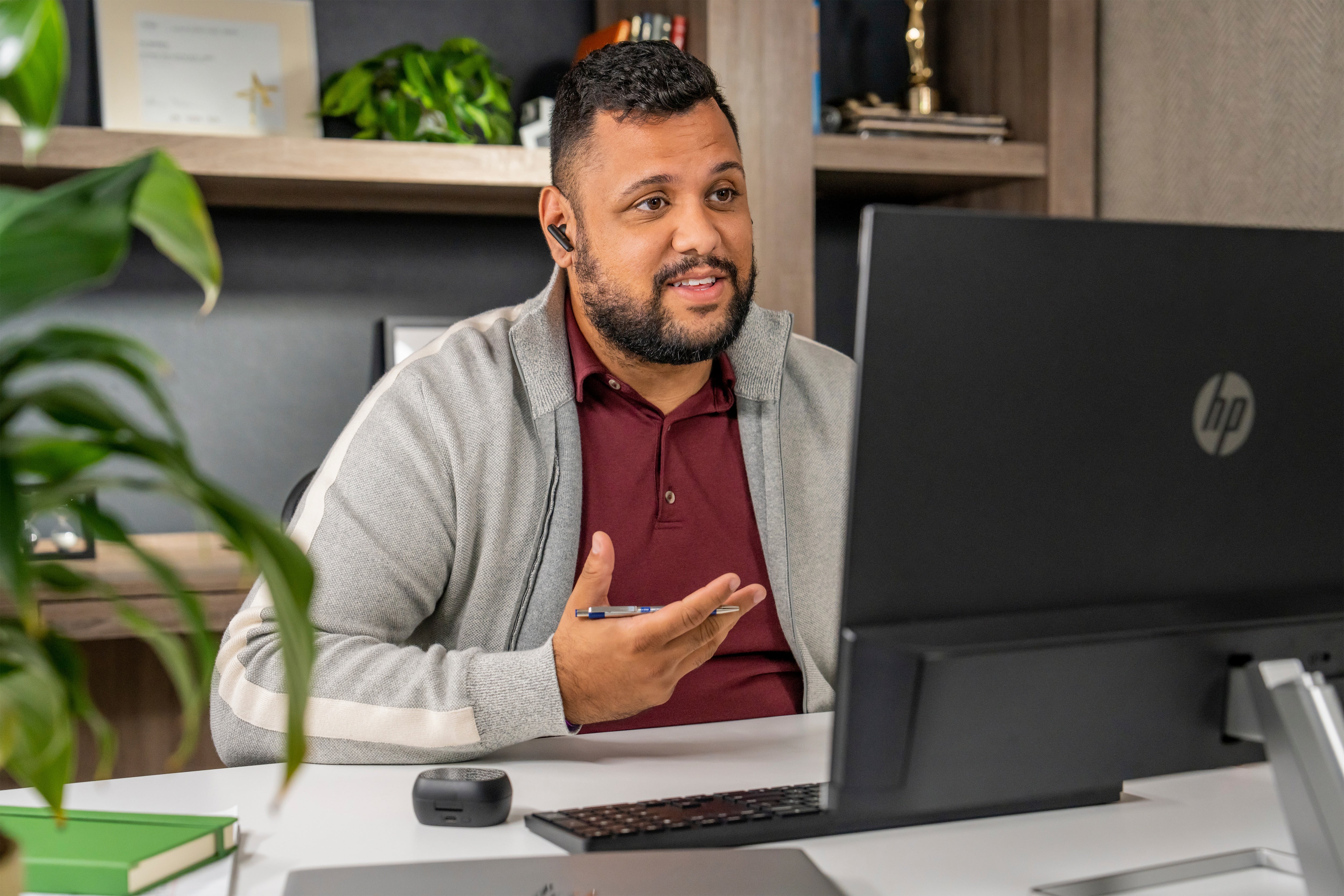 Poly Voyager Free 60+ UC, Touchscreen Charge Case, USB-C, Microsoft Teams, Carbon Black 7Y8H0AA