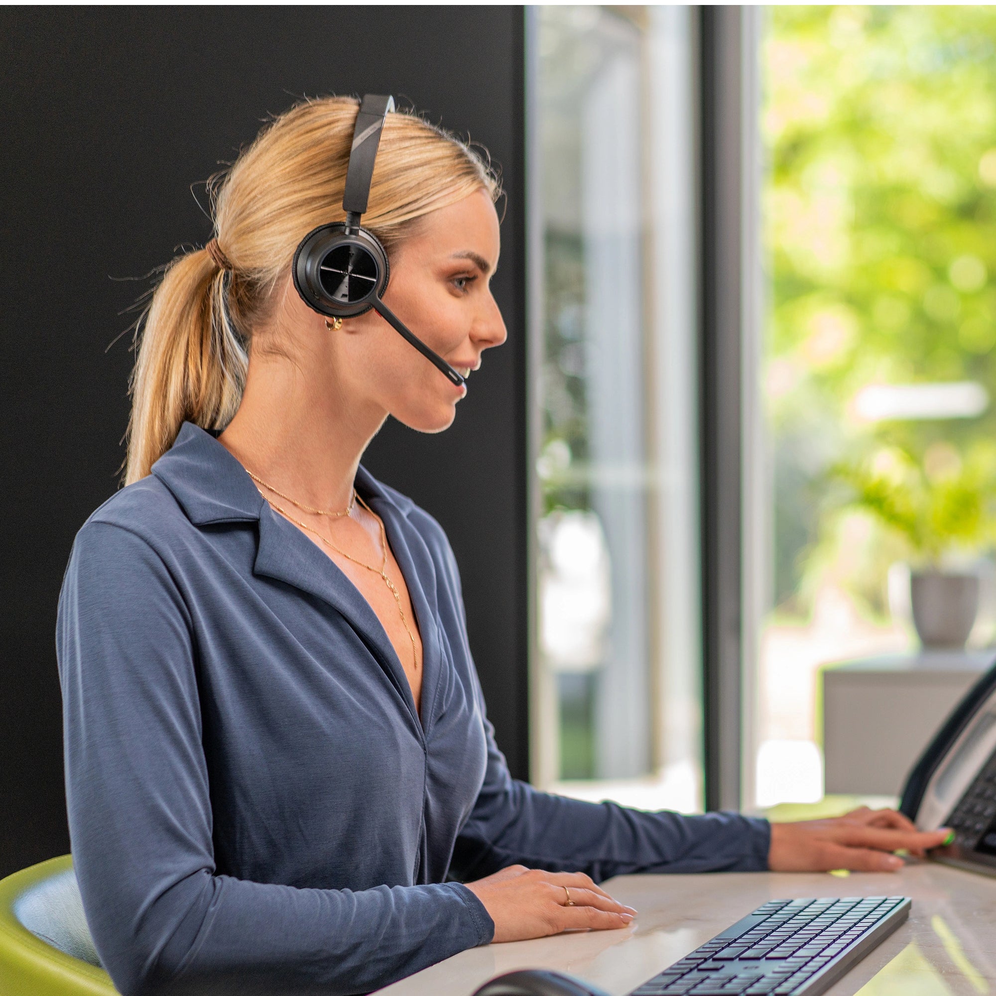 Voyager 4320, Stereo Bluetooth Headset with Charge Stand, USB-C +BT700 Dongle 77Z31AA